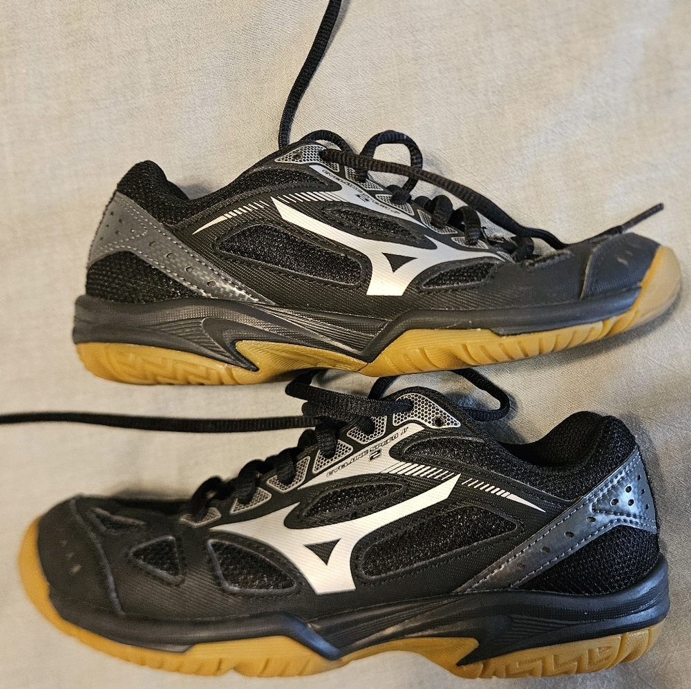 Mizuno Volleyball Shoes - Youth Size 2